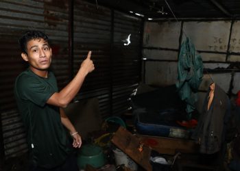 Joven salvadoreño pierde su vivienda al ser inundada por las fuertes lluvias en la comunidad La Cuchilla, Antiguo Cuscatlán