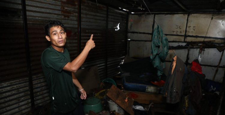Joven salvadoreño pierde su vivienda al ser inundada por las fuertes lluvias en la comunidad La Cuchilla, Antiguo Cuscatlán. FOTO / Luis Umaña.