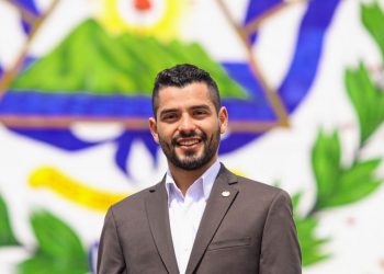 Rubén Flores, el diputado de menor edad de Nuevas Ideas, celebra su cumpleaños en Sesión Plenaria