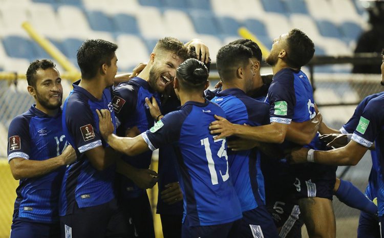 Jugadores de la azul celebran un gol en el estadio Cuscatlán. Foto archivo/DES