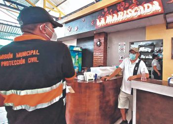 Verifican medidas contra el coronavirus en Puerto El Triunfo, Usulután