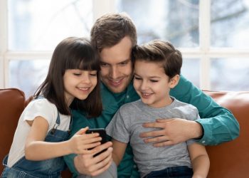 Tigo trae Smartphones hasta con 55% de descuento para navegar la aventura de ser papá