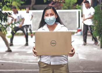 Entregan computadoras a estudiantes de instituto en San Esteban Catarina