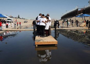 Familias migrantes se abrazan de nuevo en la frontera México-EE.UU. cerrada por la pandemia