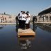 Familias migrantes se abrazan de nuevo en la frontera México-EE.UU. cerrada por la pandemia