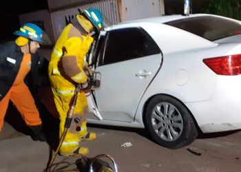 Bomberos rescata a dos personas que quedaron atrapadas entre hierros, luego de sufrir un accidente de tránsito en Sonsonate