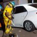 Bomberos rescata a dos personas que quedaron atrapadas entre hierros, luego de sufrir un accidente de tránsito en Sonsonate