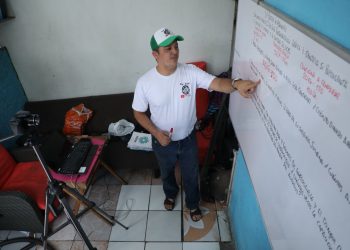 Docente salvadoreño se convierte en YouTuber de matemática