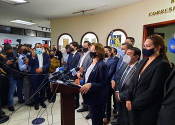 Ministra de Educación presenta propuesta para contratación de plazas de docentes