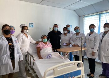 Ministro de Salud entrega a hospital de San Miguel primer lote de camas nuevas