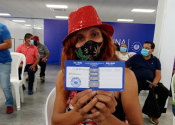 Mayores de 30 años agradecen al Gobierno de El Salvador por beneficiarlos con la vacuna contra la COVID-19
