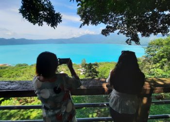 El color turquesa vuelve al agua del lago de Coatepeque