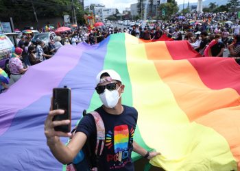 Fotos: comunidad LGBTI de El Salvador marcha en el Día del Orgullo