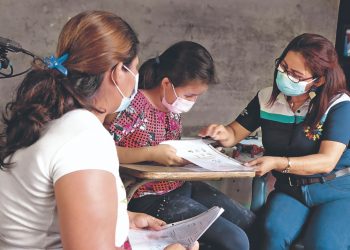 Una docente llevó el aprendizaje hasta la casa de los estudiantes en Nahuizalco
