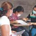 Una docente llevó el aprendizaje hasta la casa de los estudiantes en Nahuizalco
