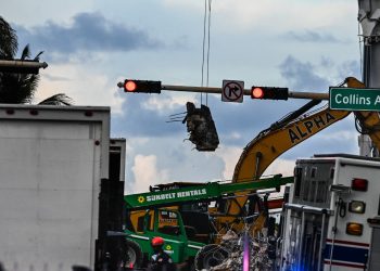 Suman a 10 los muertos en derrumbe de edificio en Florida
