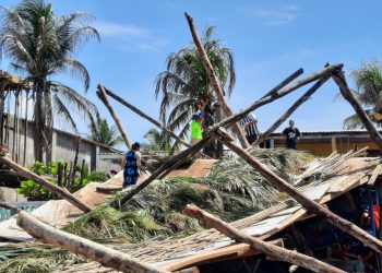 Fuerte oleaje derriba rancho en playa Las Tunas, de Conchagua, La Unión