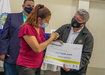 Bandesal entregó subsidio a vendedores de Santa Ana
