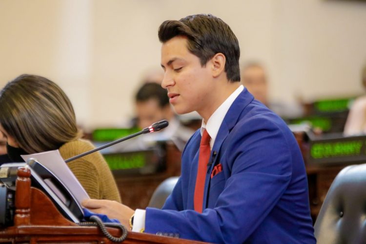 El diputado William Soriano lee el dictamen favorable de la comisión de Hacienda.