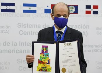 Embajador Andreu Bassols recibe La Orden al Mérito del SICA
