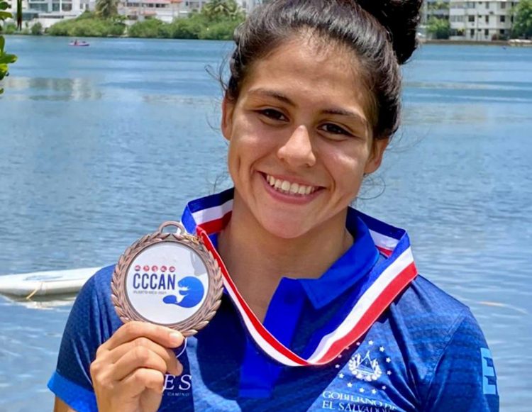 La nadadora Fátima Portillo, se alzó con medalla de plata en 10 Kms, modalidad aguas abiertas en la XVI Copa del Pafícico realizada en la ciudad de Salinas, Ecuador. Foto/ Archivo DES