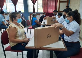 Entregan computadoras en instituto nacional de Gotera