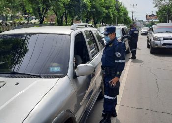 Policía Nacional Civil verifica si transporte colectivo incrementa tarifa de pasaje en Usulután