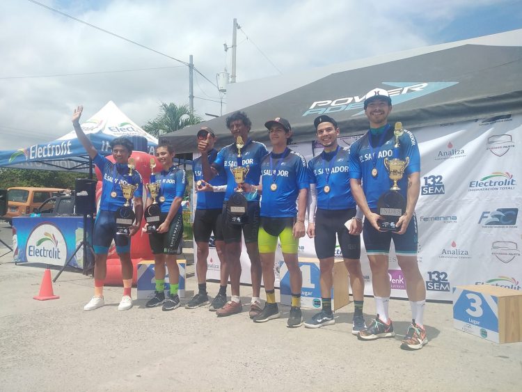 Al final de la prueba de ruta que incluyó 144 Kms para los élites y U-23 y 95.5 para el resto de categorías, fueron premiados por la Federación de Ciclismo. Foto Cortesía FSC.