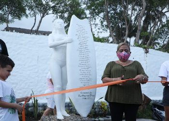 FOTOS | Develaron en La Bocana una estatua en memoria de Katherine Díaz, exseleccionada salvadoreña de surf
