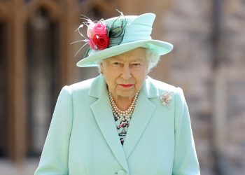 VIDEO: reina Isabel corta un pastel con una espada ceremonial