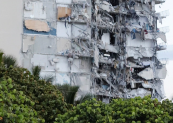 Al menos un muerto y varios heridos por colapso de edificio en Miami Beach