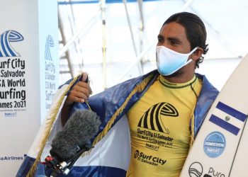 El surfista salvadoreño, Bryan Pérez, es suplente para Tokio