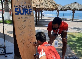 Una tabla de surf para el recuerdo: surfistas del mundo dejan su firma en el ISA World Surfing Games El Salvador 2021
