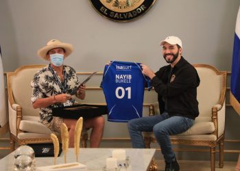 Entregan reconocimiento al presidente Bukele por exitosa organización en el Mundial de Surf 2021