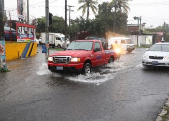 ¿Por qué colapsaron las calles de Santa Tecla con las lluvias que azotaron ayer a El Salvador?