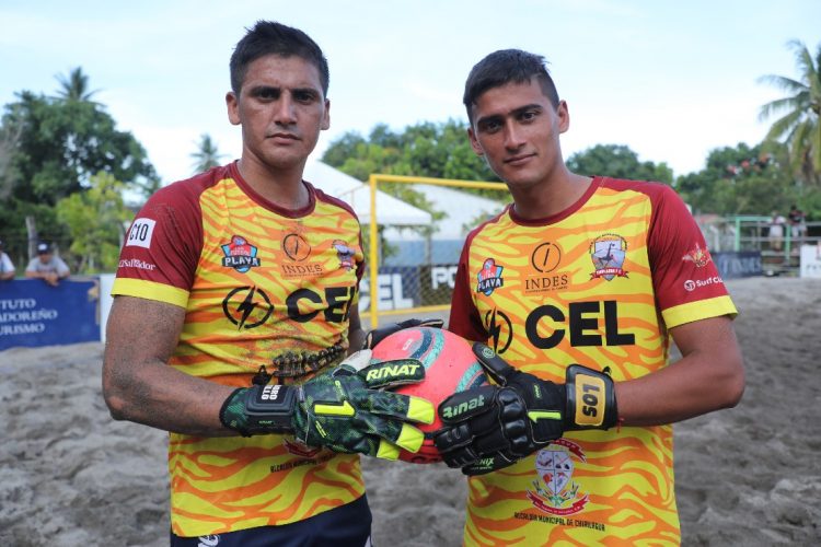Eliodoro y Óscar, atajan para el Chirilagua en la Liga de Fútbol Playa. Foto Diario El Salvador