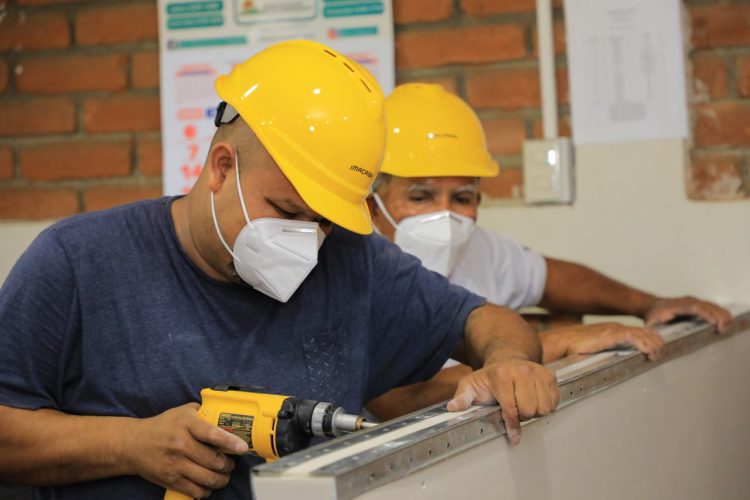 Proyecto. Mientras se preparaba con clases de computación por la mañana, durante la tarde se dedicaba a los talleres de construcción y ayuda psicosocial de Cancillería y OIM. Foto cortesía.