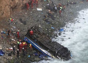 Al menos 15 muertos al caer autobús a un abismo cerca de Nasca, en Perú