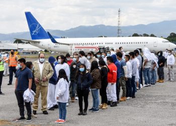 EE. UU. deporta familias de migrantes hacia América Central
