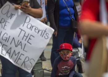 Juez ordena suspender la aprobación de nuevas solicitudes del programa DACA en EE. UU.