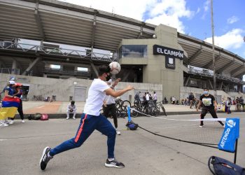 Bogotá reabre estadios y discotecas cuando cede el tercer pico de covid-19
