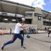 Bogotá reabre estadios y discotecas cuando cede el tercer pico de covid-19