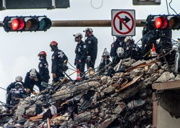 Se suspende labor de rescate en edificio derrumbado en Florida