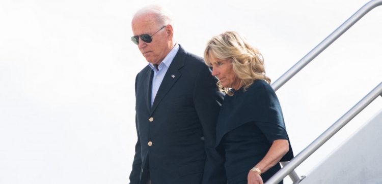 Joe Biden y su esposa Jill viajan a Florida a acompañar a familiares de víctimas de edificio derrumbado. FOTO / AFP.