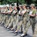 Polémica en Ucrania por zapatos de tacón para mujeres soldados