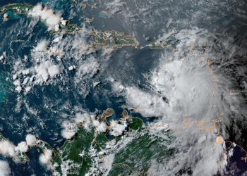 El huracán Elsa pierde fuerza pero sigue amenazando al Caribe