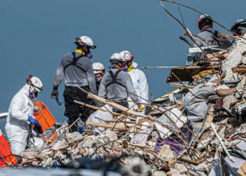 Muertos en derrumbe en Florida suben a 24 y demolerán lo que quedó del edificio