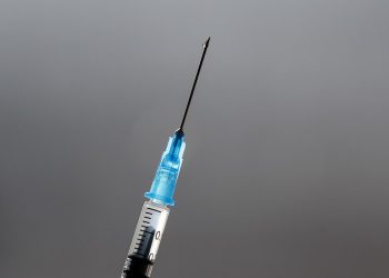 Pfizer-BioNTech anuncia que pedirá autorización para tercera dosis de vacuna