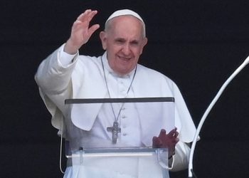 Operan al papa Francisco este domingo por una inflamación de colon