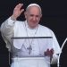 Operan al papa Francisco este domingo por una inflamación de colon